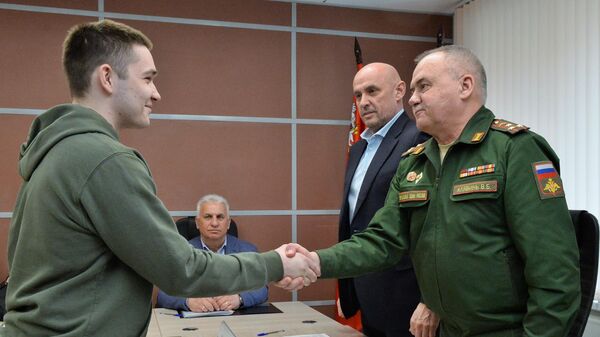 Военнообязанный проходит комиссию в Одинцовском военном комиссариате