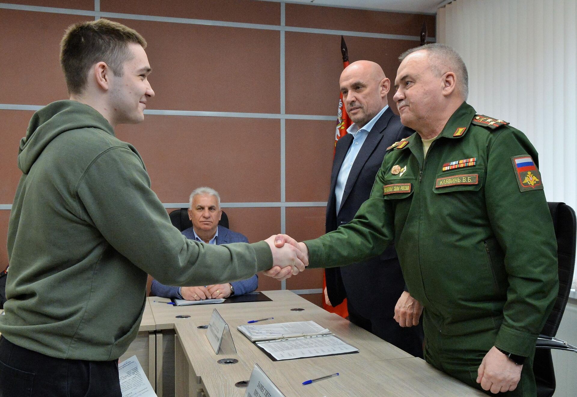 Военнообязанный проходит комиссию в Одинцовском военном комиссариате - РИА Новости, 1920, 30.09.2025