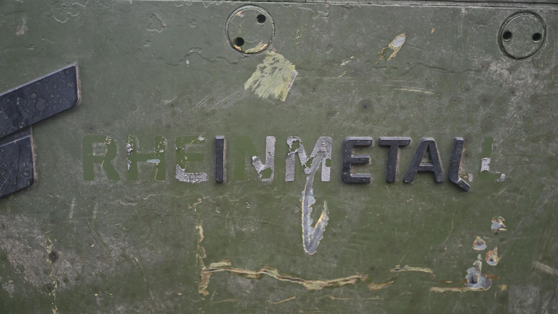 Остатки шильдика Rheinmetall на трофейной немецкой БМП Мардер. Архивное фото - РИА Новости, 1920, 11.07.2024