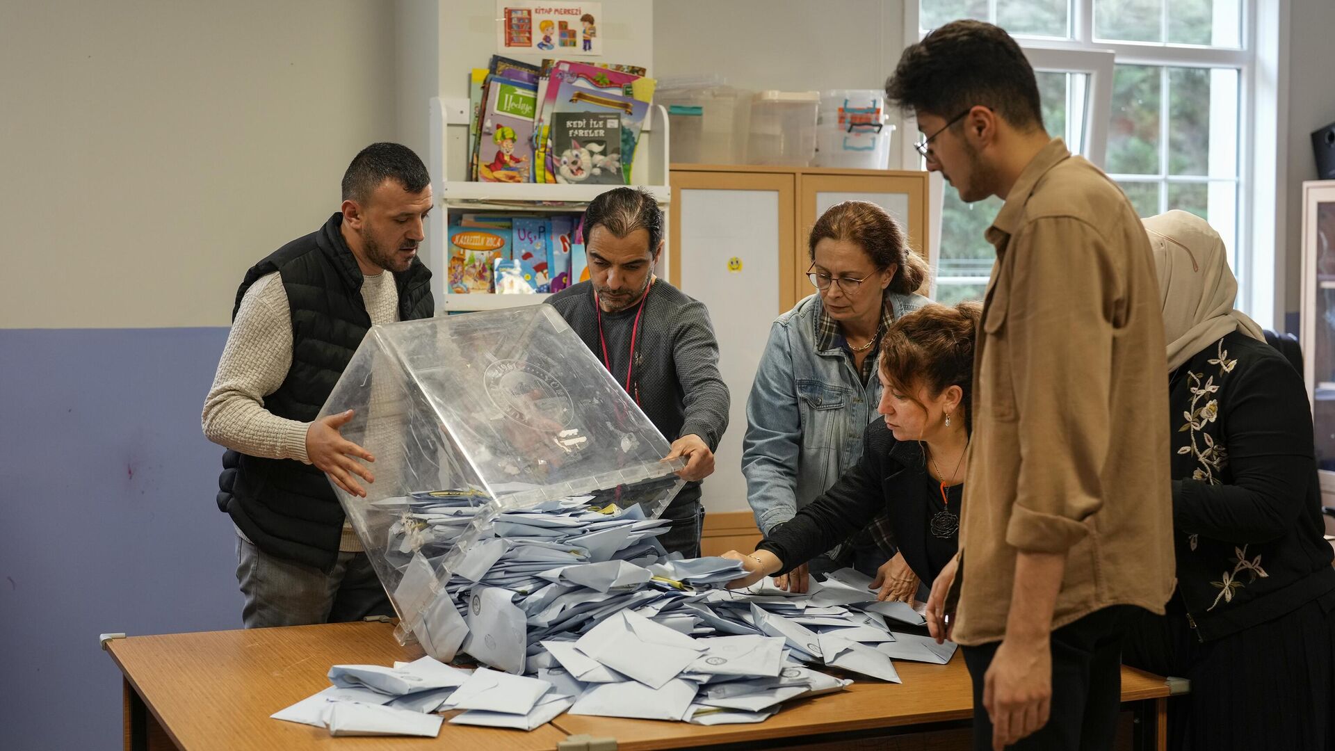 Представители избирательной комиссии подсчитывают бюллетени на избирательном участке в Стамбуле, Турция - РИА Новости, 1920, 01.04.2024