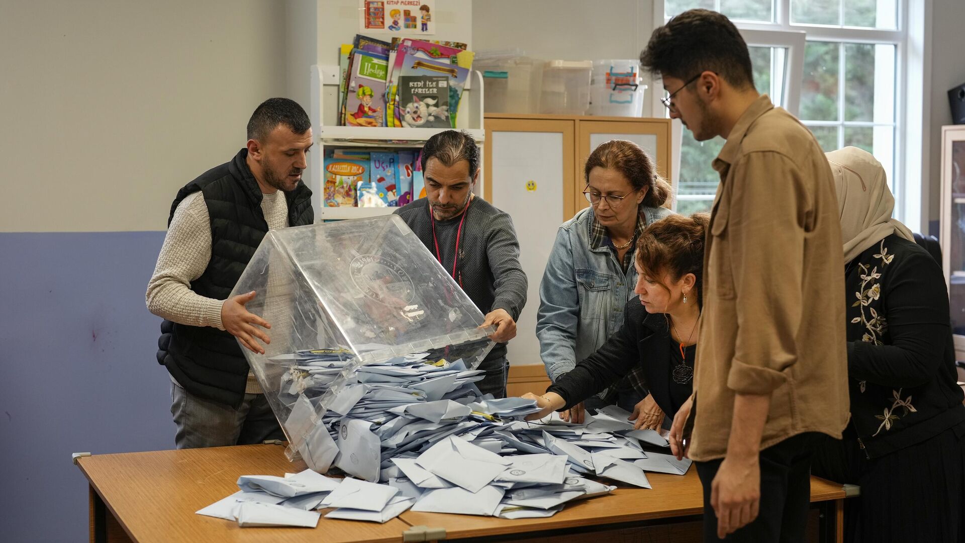 Представители избирательной комиссии подсчитывают бюллетени на избирательном участке в Стамбуле, Турция - РИА Новости, 1920, 01.04.2024