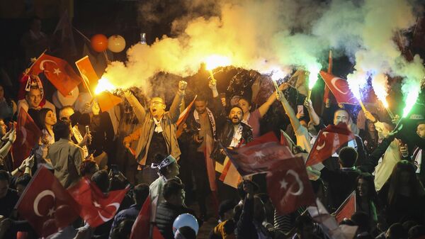 Сторонники Народно-республиканской партии собираются у мэрии Анкары после выборов в местные органы самоуправления