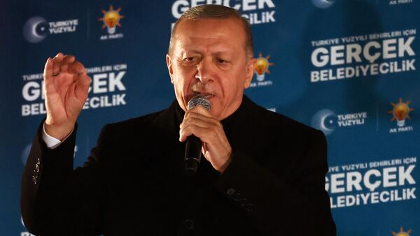 Президент Турции Реджеп Тайип Эрдоган выступает с речью после местных муниципальных выборов