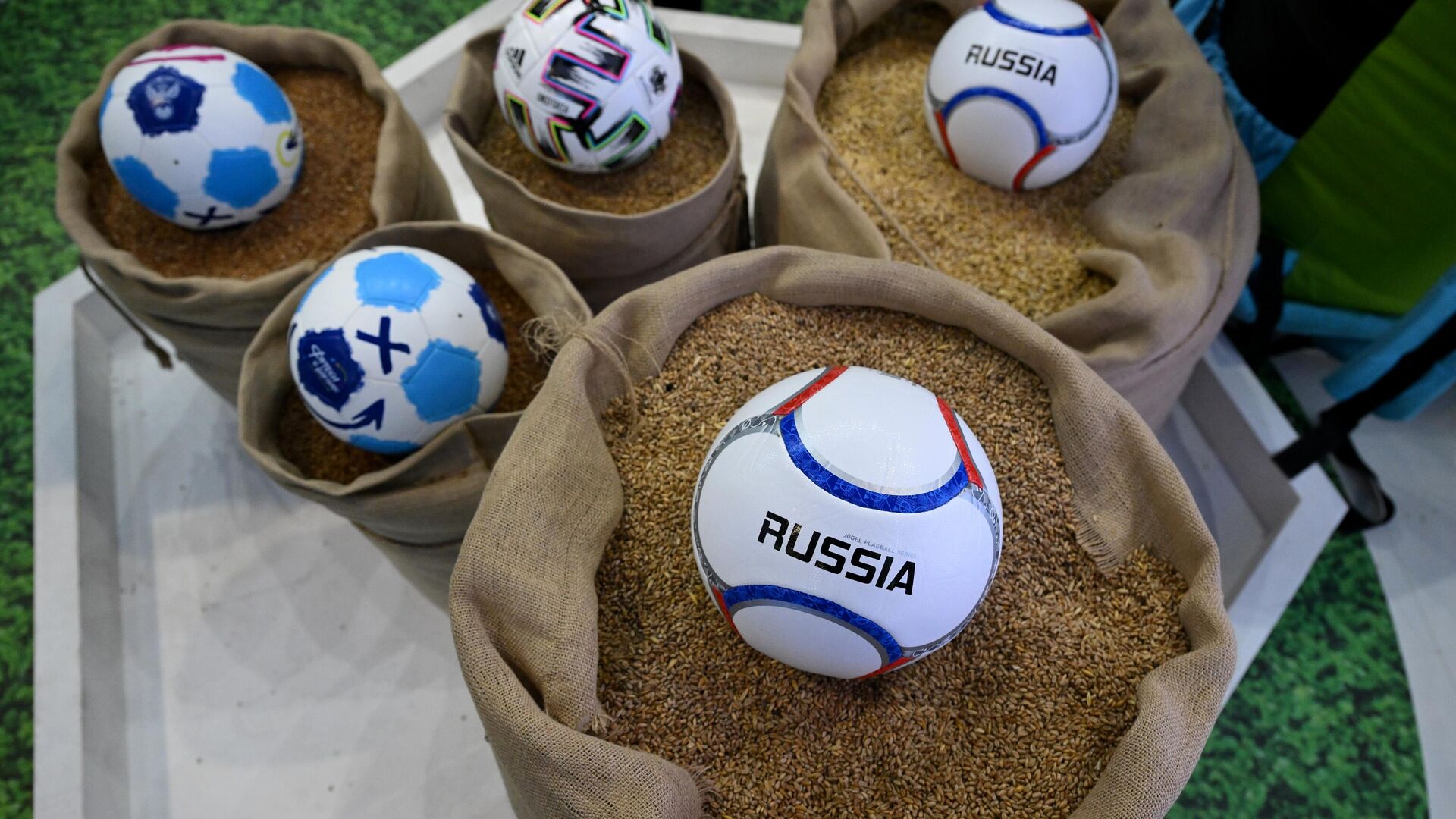 Футбольные мячи на выставке Россия - РИА Новости, 1920, 01.06.2024