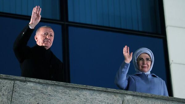 Президент Турции Реджеп Тайип Эрдоган с супругой Эмине во время выступления в Анкаре. Архивное фото