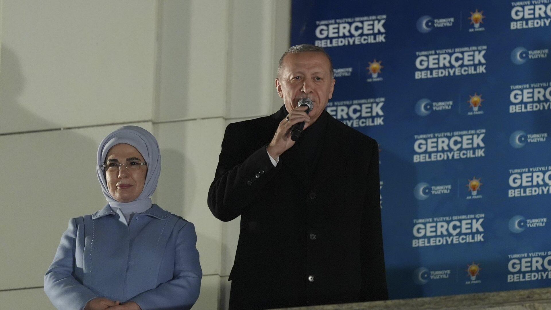 Президент Турции Реджеп Тайип Эрдоган с супругой Эмине во время выступления в Анкаре - РИА Новости, 1920, 03.04.2024