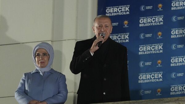 Президент Турции Реджеп Тайип Эрдоган с супругой Эмине во время выступления в Анкаре