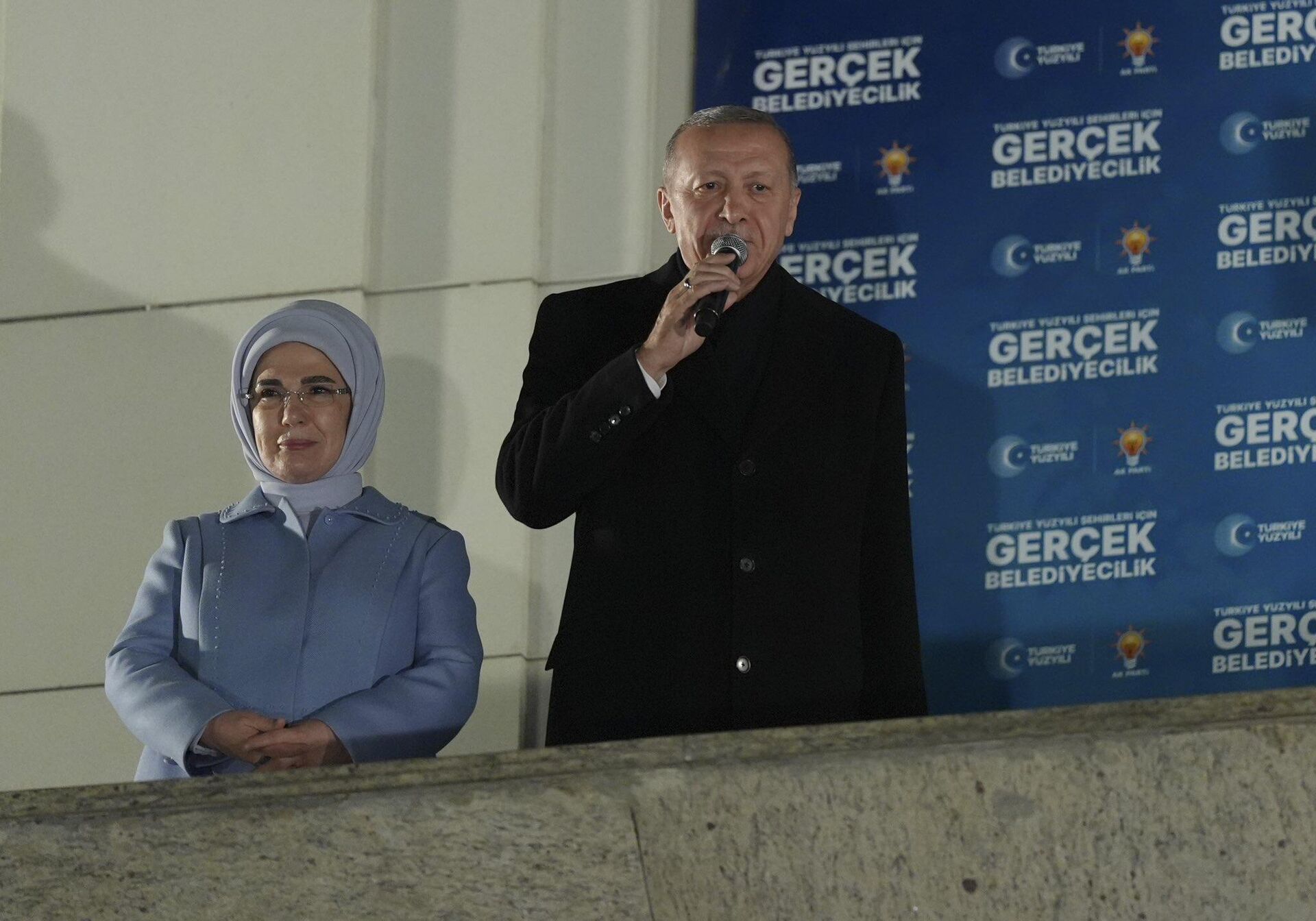 Президент Турции Реджеп Тайип Эрдоган с супругой Эмине во время выступления в Анкаре - РИА Новости, 1920, 01.04.2024