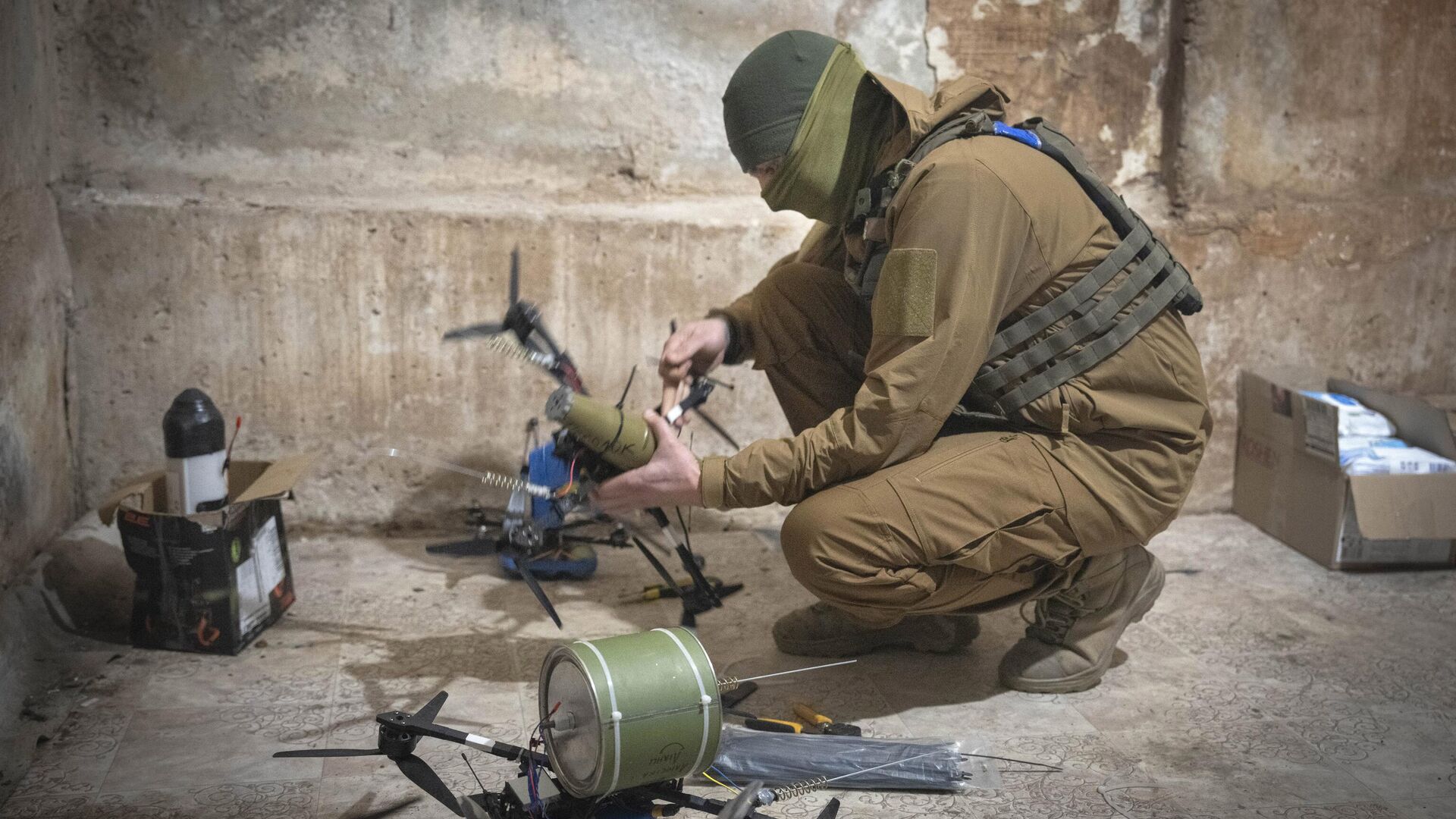Украинский военнослужащий готовит FPV-дроны0
