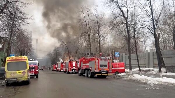 Дым от пожара на территории Уралмашзавода в Екатеринбурге. 1 апреля 2024 года