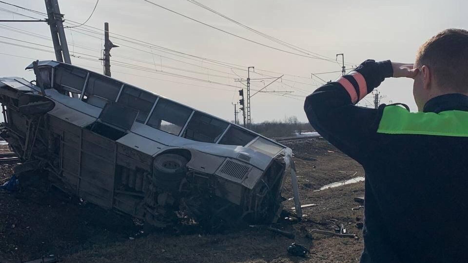 На месте ДТП с участием поезда и автобуса в Ярославской области - РИА Новости, 1920, 01.04.2024