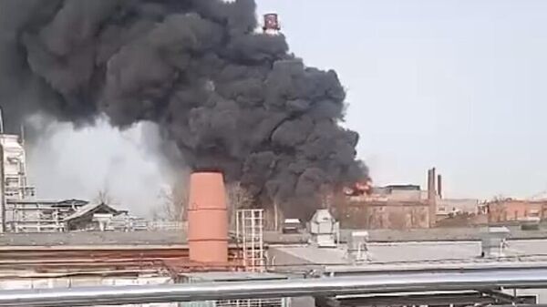 Пожар на территории завода Электроизолит в подмосковном Хотьково. Кадр видео очевидца