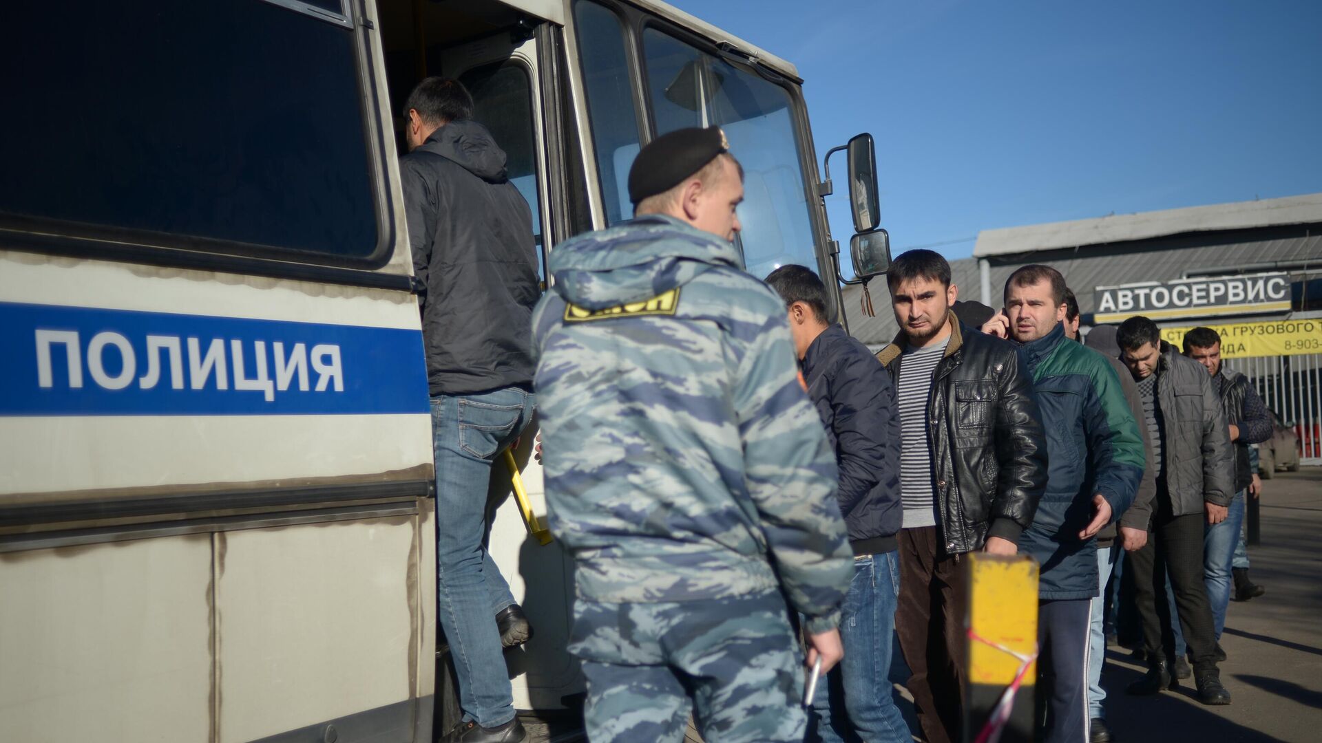 Проверка соблюдения миграционного законодательства в Москве - РИА Новости, 1920, 01.04.2024