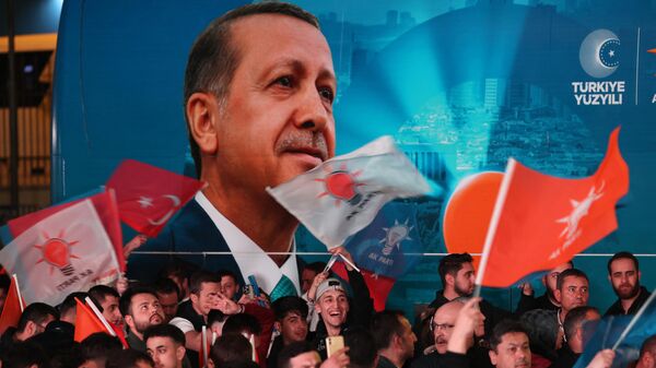 Сторонники Партии справедливости и развития во время речи президента Турции Реджепа Тайипа Эрдогана после местных муниципальных выборов в Анкаре