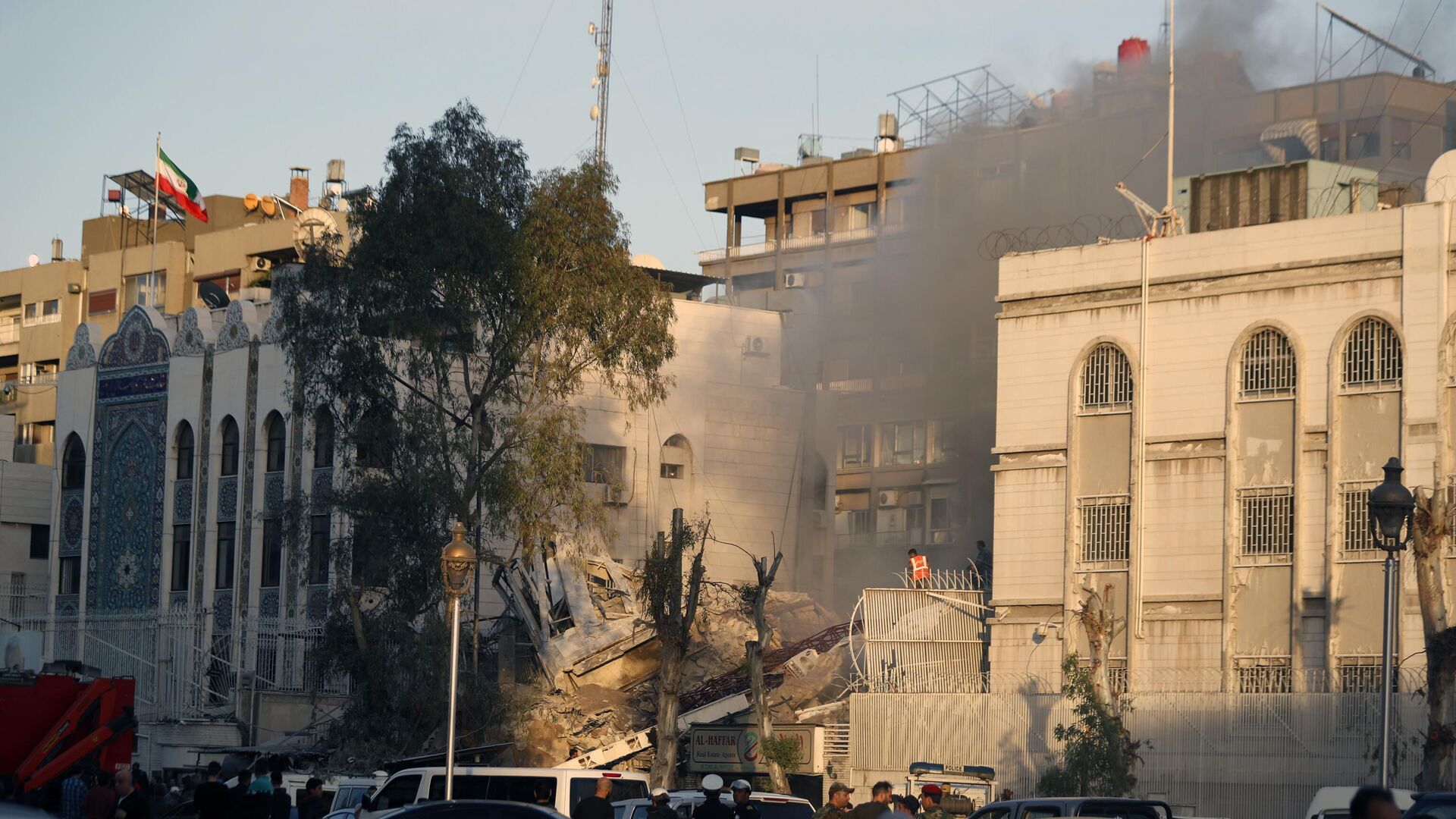Последствия авиаудара Израиля по Дамаску в Сирии, в результате которого было разрушено здание консульства Ирана - РИА Новости, 1920, 01.04.2024