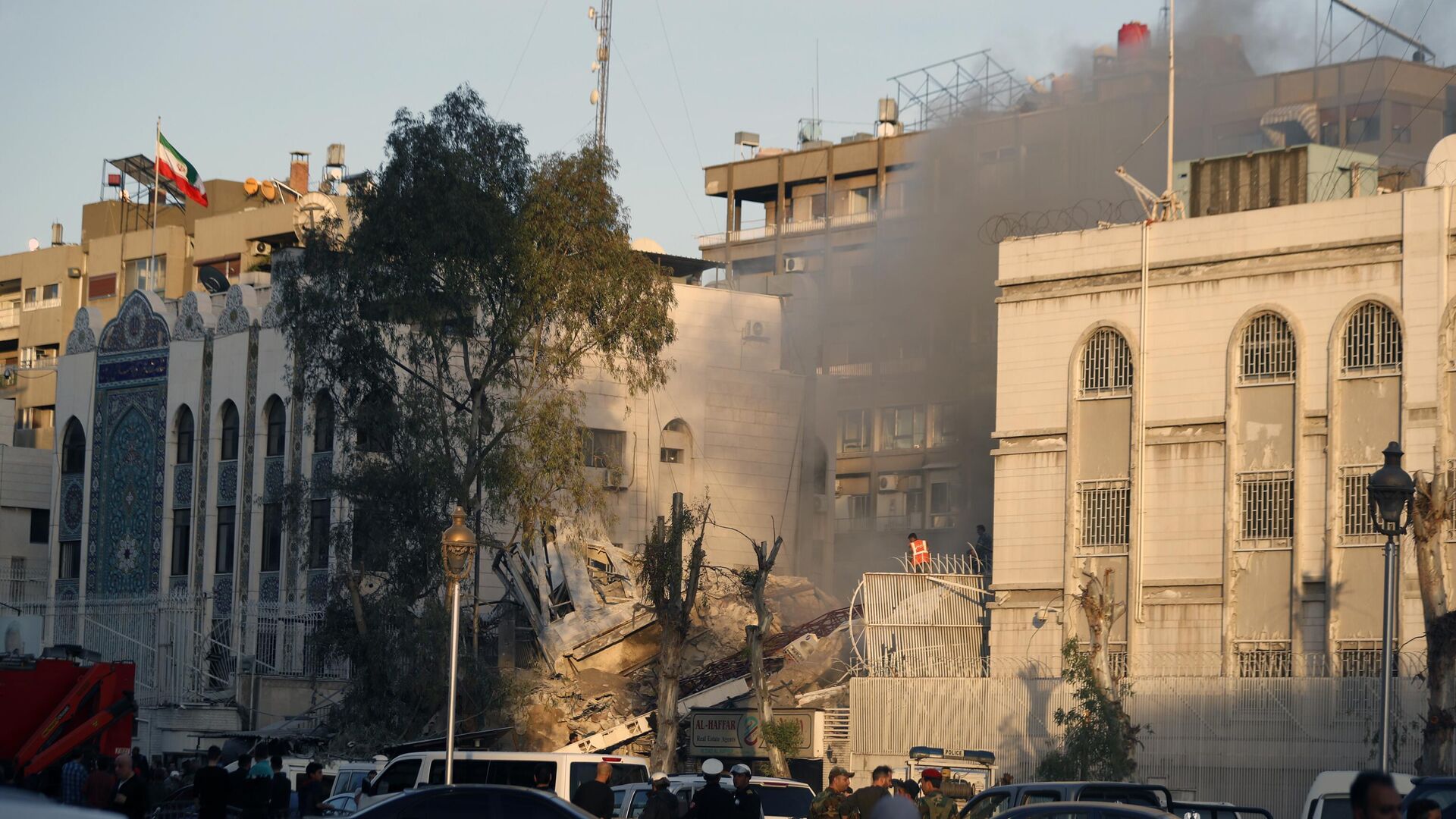 Последствия авиаудара Израиля по Дамаску в Сирии, в результате которого было разрушено здание консульства Ирана - РИА Новости, 1920, 02.04.2024