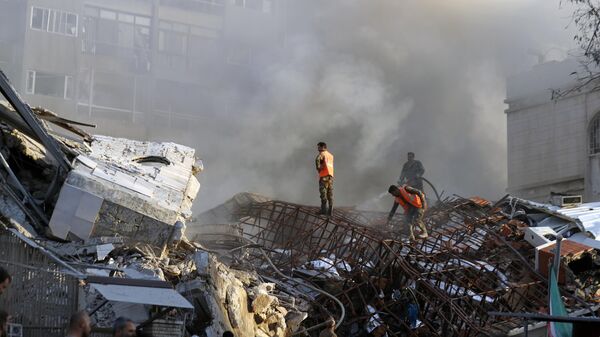 Последствия авиаудара Израиля по Дамаску в Сирии, в результате которого было разрушено здание консульства Ирана