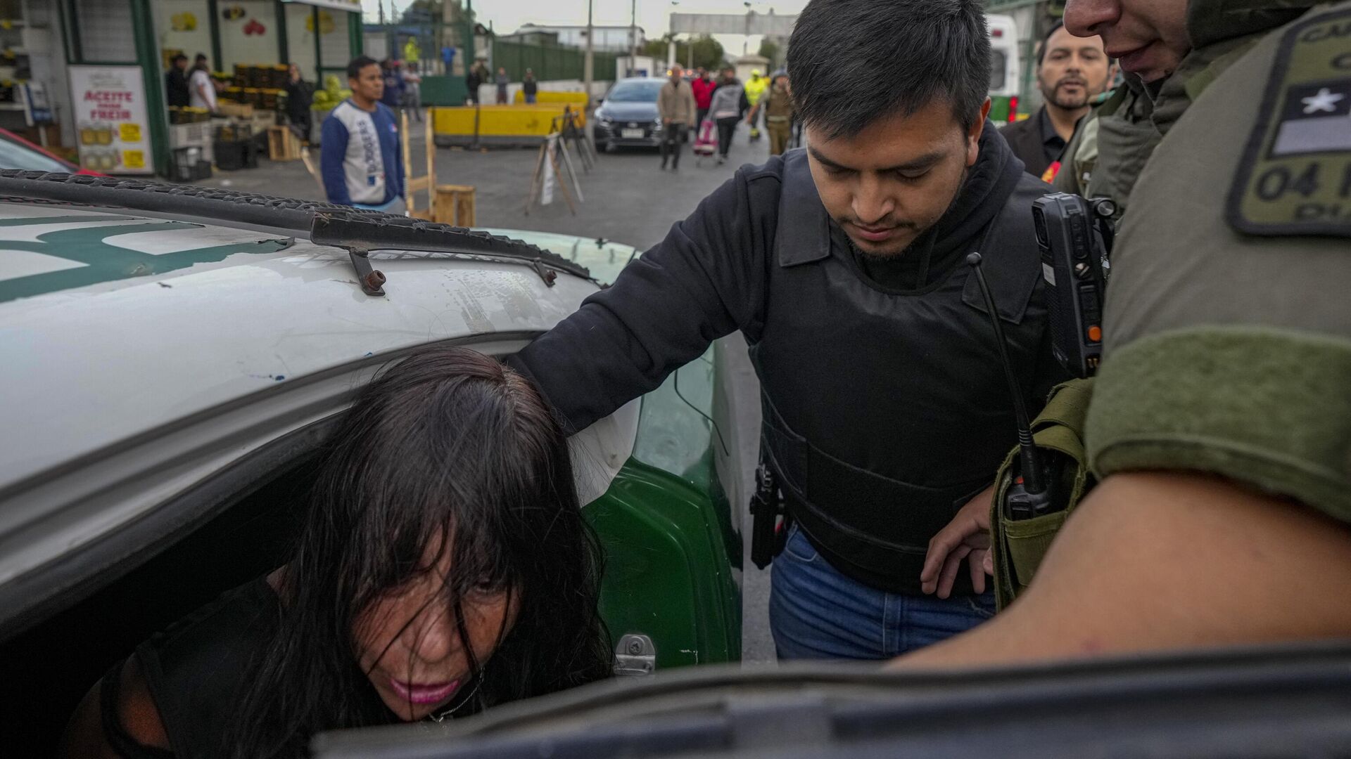 Задержание женщины, открывшей стрельбу на рынке в Чили. 1 апреля 2024 - РИА Новости, 1920, 01.04.2024