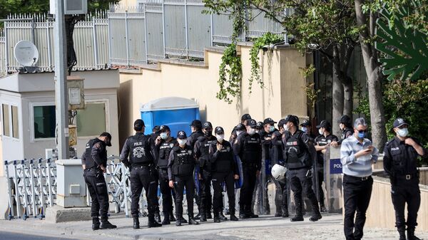 Турецкая полиция перед посольством Израиля в Анкаре