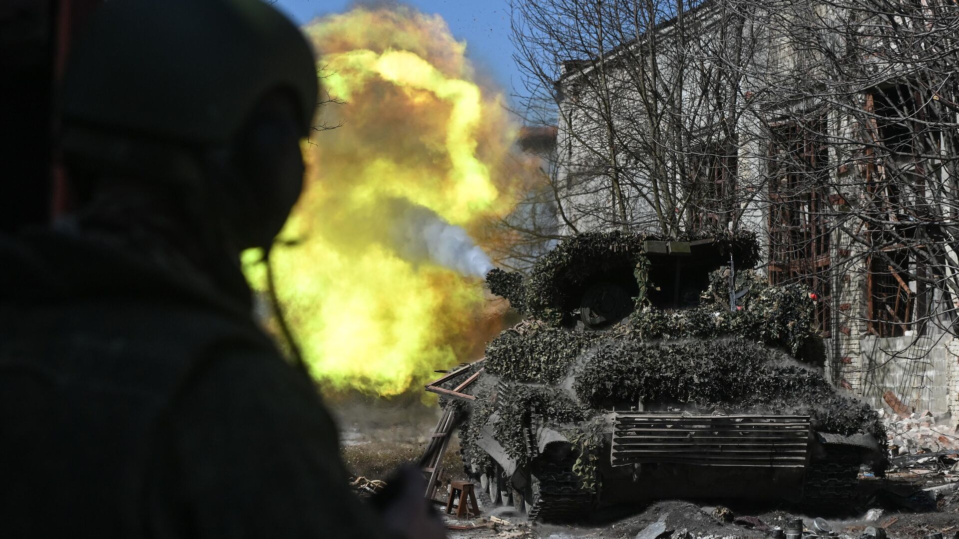 Танк Т-72 группировки войск Центр во время выполнения боевых задач в зоне специальной военной операции - РИА Новости, 1920, 07.04.2024