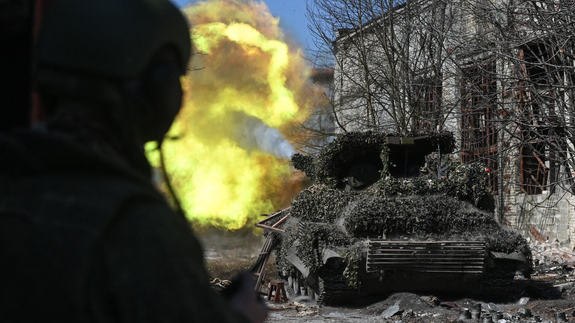 Танк Т-72 группировки войск Центр во время выполнения боевых задач в зоне специальной военной операции - РИА Новости, 1920, 02.04.2024