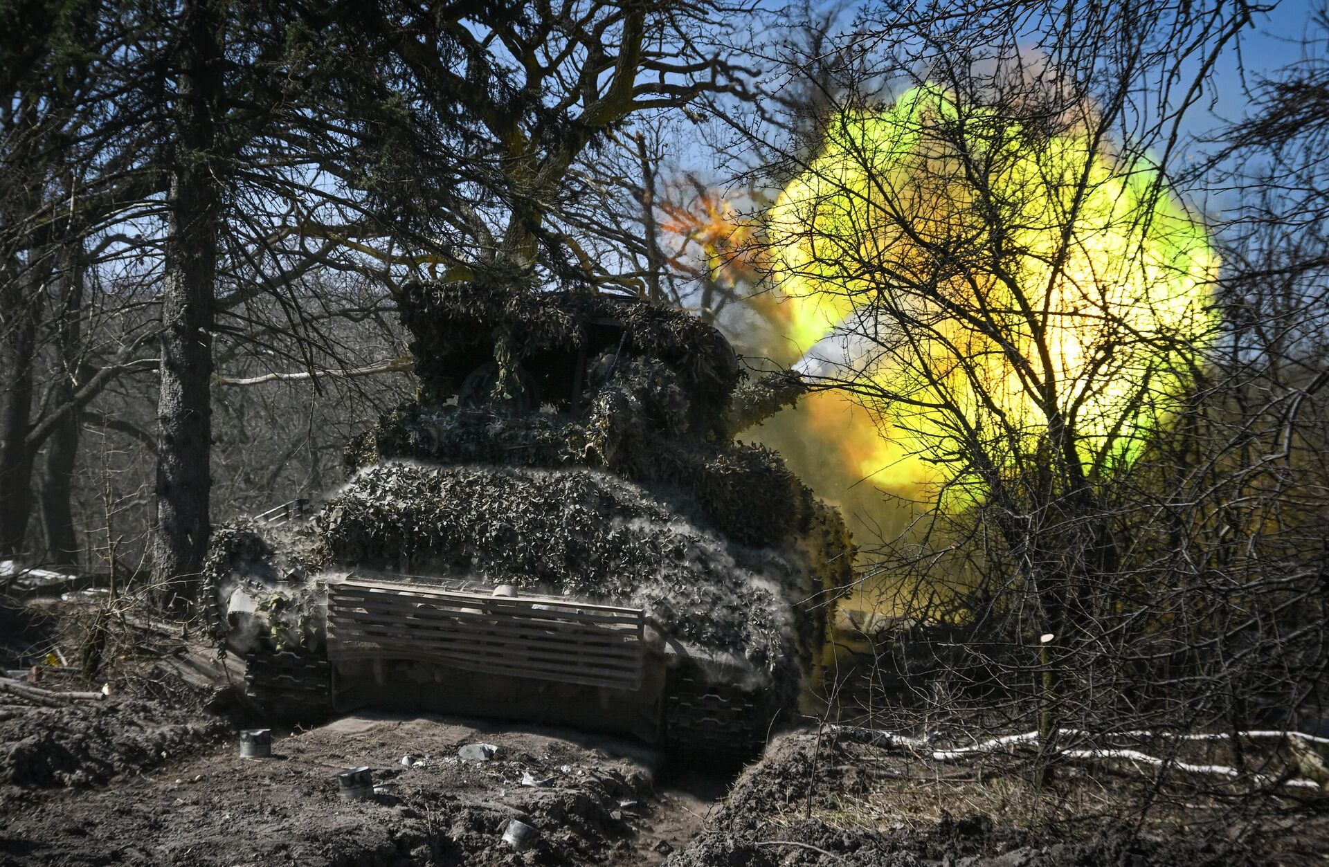 Танк Т-72 группировки войск Центр во время выполнения боевых задач в зоне специальной военной операции - РИА Новости, 1920, 14.05.2024