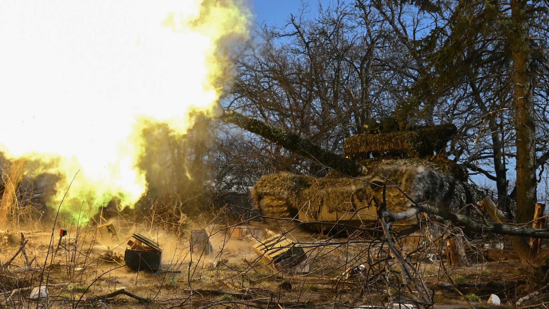 Танк Т-72 во время выполнения боевых задач в зоне специальной военной операции - РИА Новости, 1920, 05.05.2024