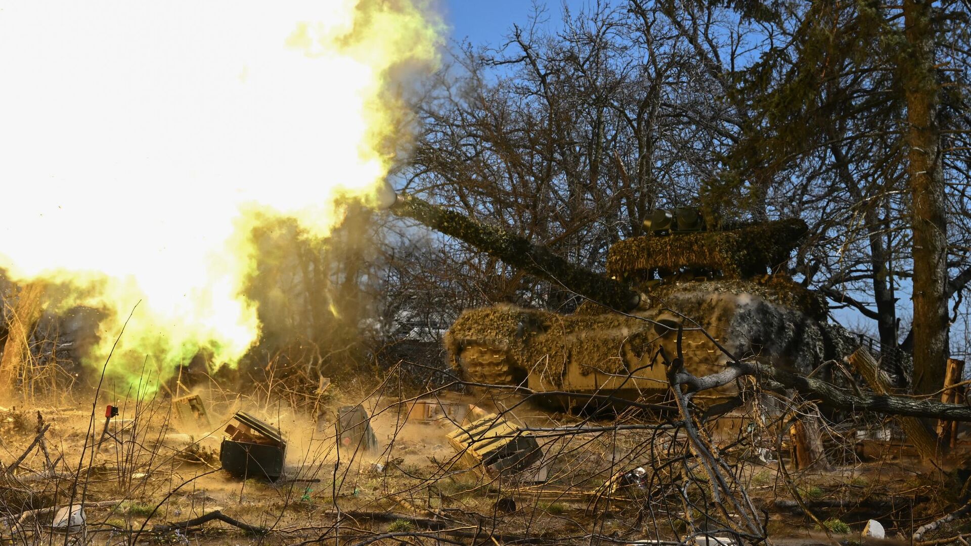 Танк Т-72 группировки войск Центр во время выполнения боевых задач в зоне специальной военной операции - РИА Новости, 1920, 26.07.2024