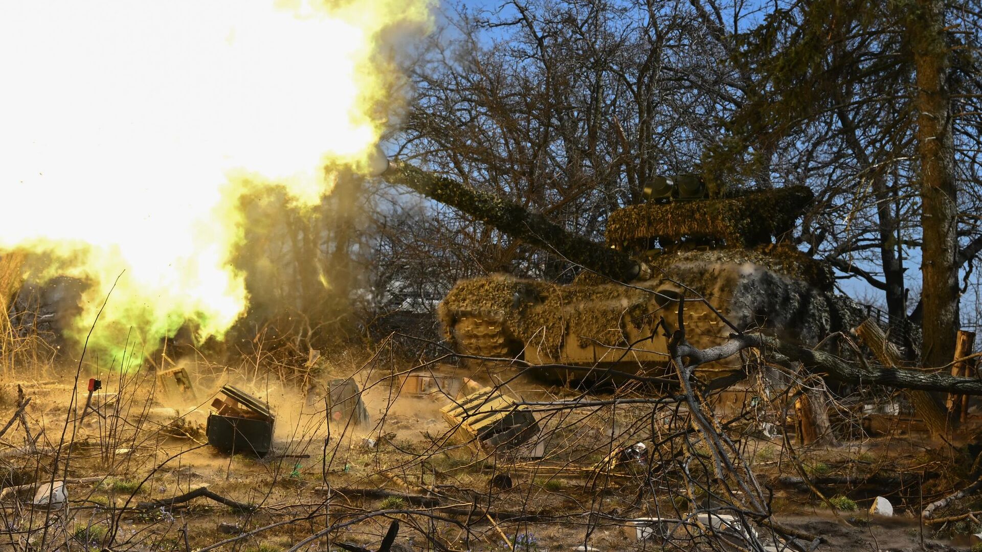 Танк Т-72 группировки войск Центр во время выполнения боевых задач в зоне специальной военной операции - РИА Новости, 1920, 17.05.2024