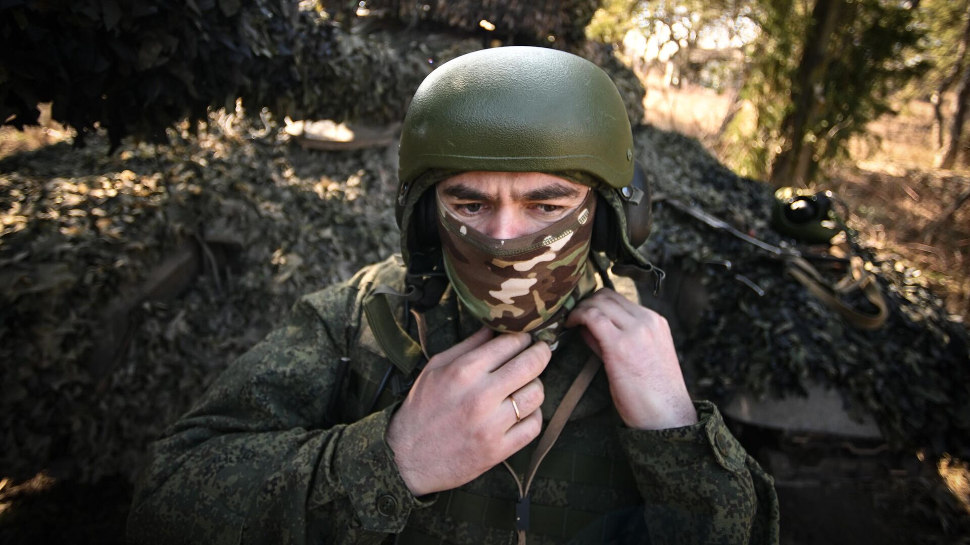 Член экипажа танка Т-72 группировки войск Центр в зоне проведения спецоперации - РИА Новости, 1920, 31.05.2024