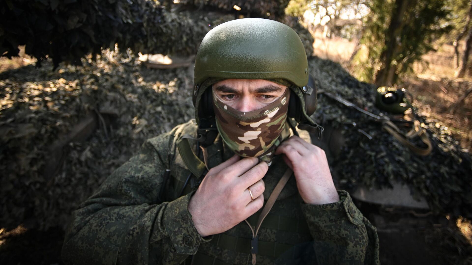 Член экипажа танка Т-72 группировки войск Центр в зоне проведения спецоперации - РИА Новости, 1920, 31.05.2024