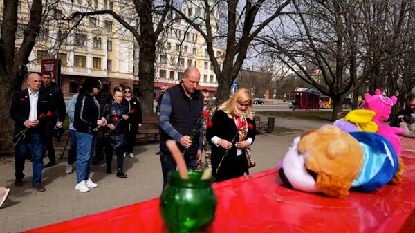 Возложение цветов к стеле Россия в годовщину гибели военкора Владлена Татарского