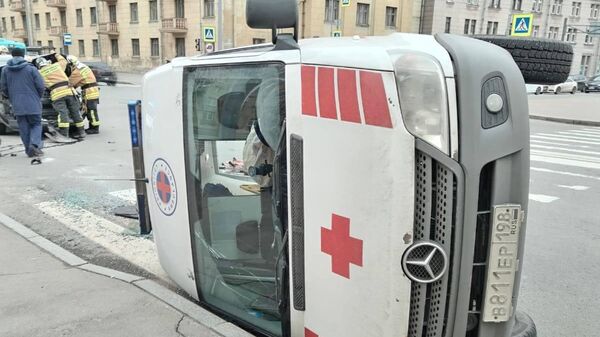 Место ДТП, где легковой автомобиль столкнулся с машиной скорой помощи в Кировском районе Санкт-Петербурга. 2 апреля 2024