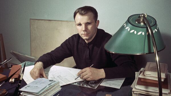 Лётчик-космонавт Юрий Гагарин в своём рабочем кабинете