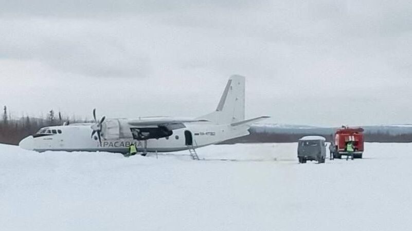 Самолет Ан-24 выкатился за пределы взлетно-посадочной полосы при посадке в аэропорту Светлогорск в Красноярском крае. 2 апреля 2024 года - РИА Новости, 1920, 02.04.2024