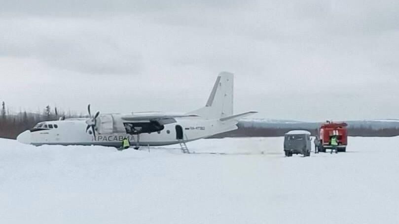 Самолет Ан-24 выкатился за пределы взлетно-посадочной полосы при посадке в аэропорту Светлогорск в Красноярском крае. 2 апреля 2024 года - РИА Новости, 1920, 02.04.2024