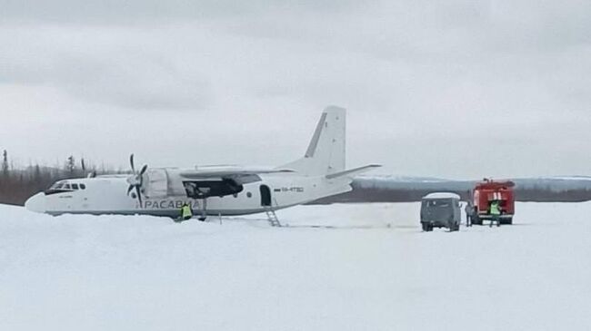 Самолет Ан-24 выкатился за пределы взлетно-посадочной полосы при посадке в аэропорту Светлогорск в Красноярском крае