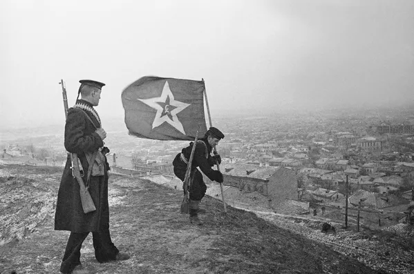 1944年4月11日のクリミア攻撃作戦中のケルチの解放。ミトリダテス山に空挺部隊が旗（ソ連海軍の艦首および要塞旗）を掲揚する。