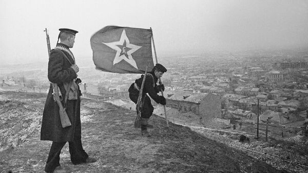 Освобождение Керчи 11 апреля 1944 года в ходе Крымской наступательной операции. Моряки-десантники водружают гюйс (носовой корабельный и крепостной флаг Военно-Морского флота СССР) на горе Митридат.