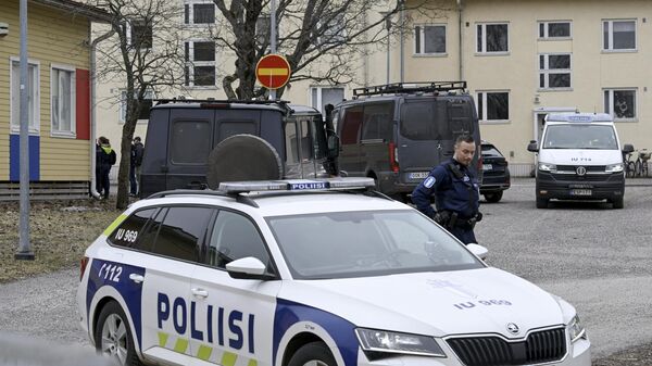 Финская полиция недалеко от школы Виертола, где произошел инцидент со стрельбой. 2 апреля 2024
