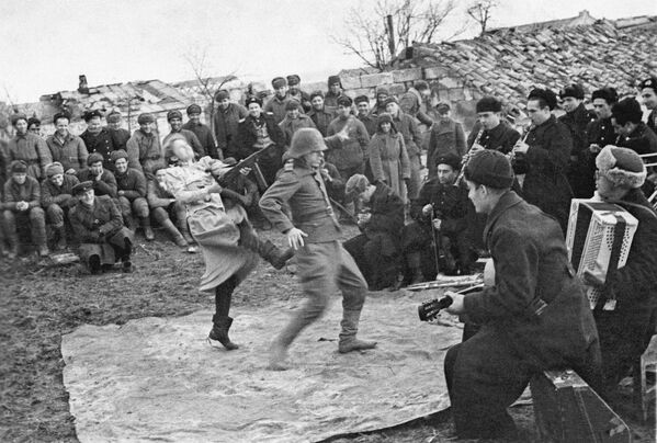 Освобождение Керчи в ходе Крымской наступательной операции. Выступление фронтовой концертной бригады перед советскими бойцами.
