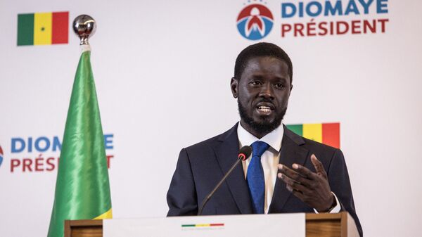 Бассиру Диомайе Фай выступает на своей первой пресс-конференции после объявления победителем президентских выборов в Сенегале
