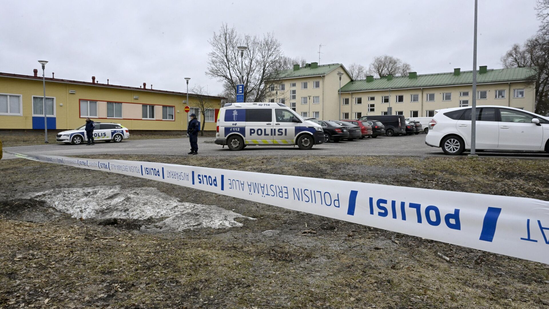 Оцепленная территория школы в финском Вантаа, где произошла стрельба. 2 апреля 2024 - РИА Новости, 1920, 02.04.2024