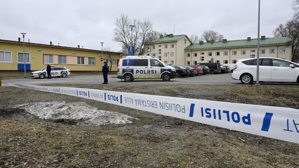 Оцепленная территория школы в финском Вантаа, где произошла стрельба. 2 апреля 2024