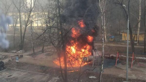 Место пожара, где во дворе жилого дома на Новоясеневском проспекте загорелось резиновое покрытие детского городка в Москве