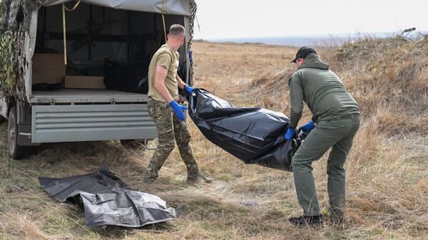 Волонтеры-поисковики собирают останки солдат ВСУ в зоне проведения СВО. Архивное фото