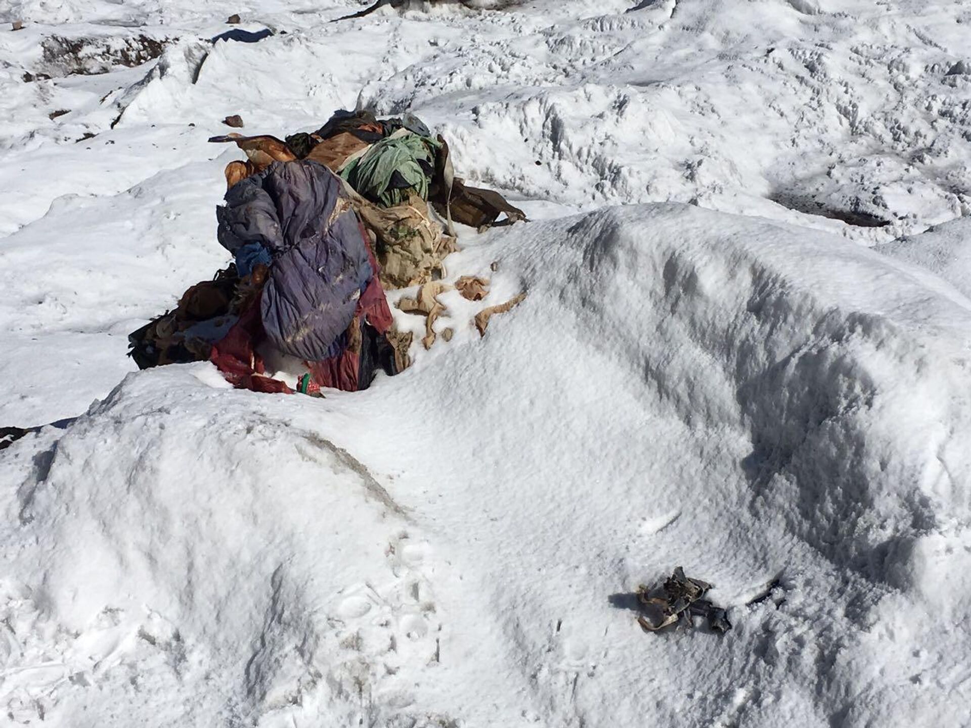 Тело женщины, попавшей под снежную лавину в в 1987 году - РИА Новости, 1920, 02.04.2024