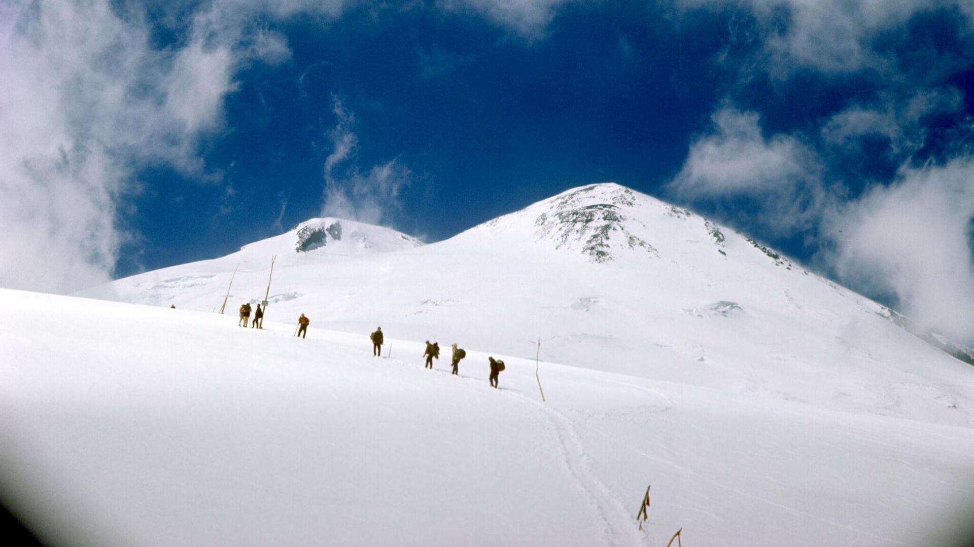 Отряд альпинистов поднимается к одной из вершин Эльбруса - РИА Новости, 1920, 03.04.2024