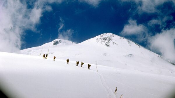 Отряд альпинистов поднимается к одной из вершин Эльбруса