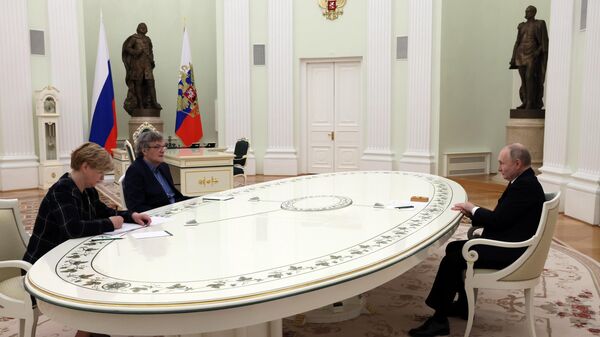 Президент РФ Владимир Путин и сербский режиссёр, актёр и сценарист Эмир Кустурица во время встречи